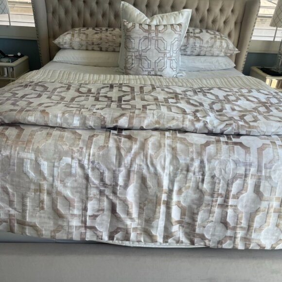 Macy's Hotel Collection KING Fresco Comforter Set with EXTRA ACCENT PILLOW! - Picture 1 of 3